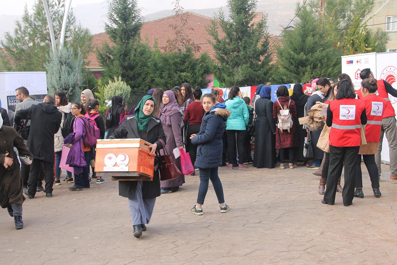 Suriyelilere balık tutmayı öğrettiler